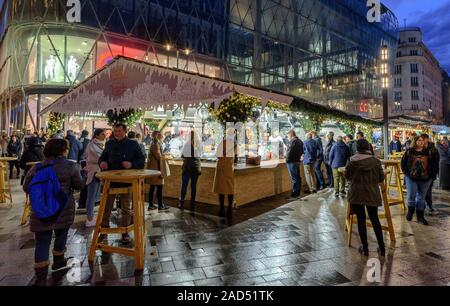 Le persone che ricercano le opzioni di cibo a Budapest l Avvento e mercatini di Natale in Piazza Vorosmarty Foto Stock
