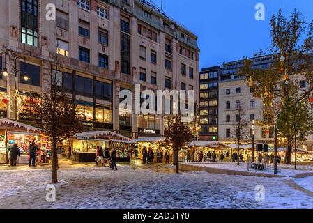 Una fila di oggetti di artigianato sta a Budapest l Avvento e mercatini di Natale in Piazza Vorosmarty Foto Stock