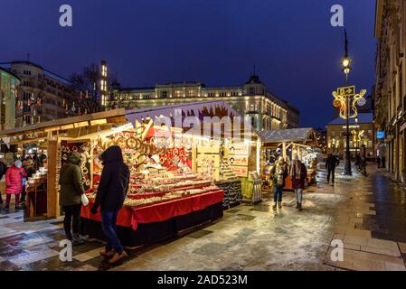 Una fila di bancarelle di artigianato a Budapest l Avvento e mercatini di Natale in Piazza Vorosmarty Foto Stock