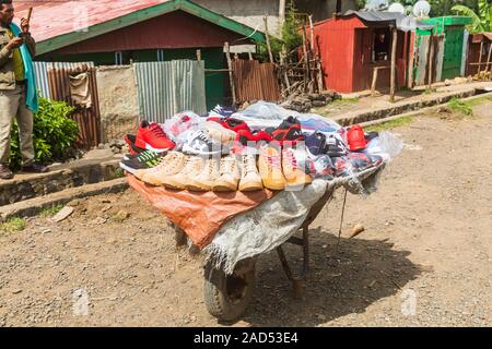 Etiopia. Amhara. Sbarcare. Settembre 21, 2019. Le scarpe per la vendita al mercato di sbarcare. Foto Stock