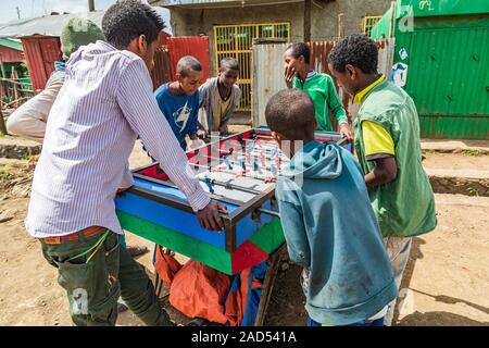 Etiopia. Amhara. Sbarcare. Settembre 21, 2019. Ragazzi giocare a biliardino a sbarcare. Foto Stock