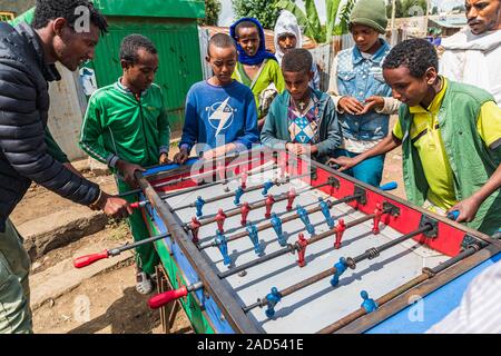 Etiopia. Amhara. Sbarcare. Settembre 21, 2019. Ragazzi giocare a biliardino a sbarcare. Foto Stock