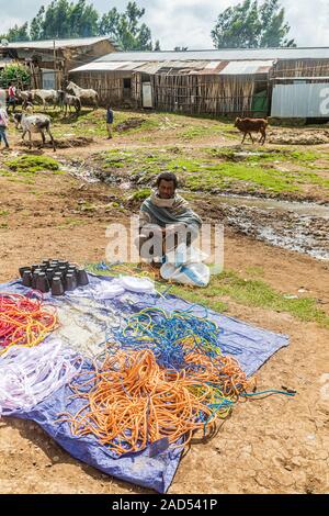 Etiopia. Amhara. Sbarcare. Settembre 21, 2019. Uomo corda di vendita al mercato di sbarcare. Foto Stock