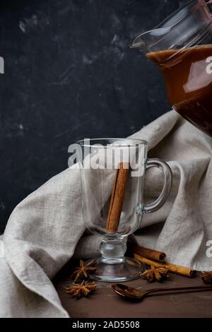 Cioccolata calda in una tazza trasparente con spezie Foto Stock