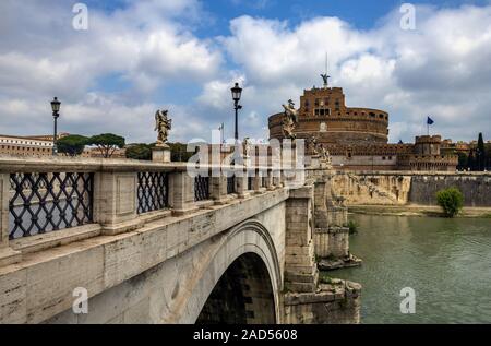 Castel Sant'Angelo e il ponte con lo stesso nome in Roma Foto Stock