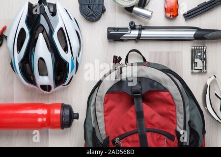 Ciclista accessori su sfondo di legno Foto Stock