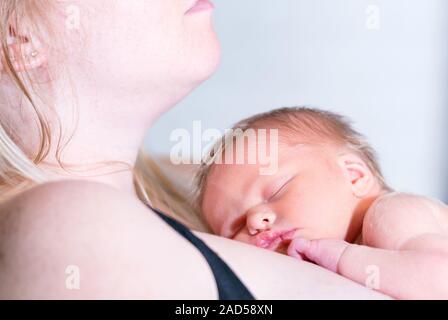 Neonato ragazza dorme pacificamente su Sua Madre Foto Stock