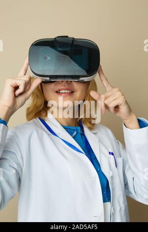 La ragazza di occhiali per realtà virtuale Foto Stock