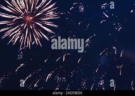 Fuochi d'artificio economico oltre il cielo blu, rosso, verde, blu e bianco con scintille di colore. Messa a fuoco selettiva. Luminoso e brillante. Celebrazione del concetto. Foto Stock