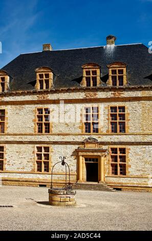 Chateau Courmatin; castello del XVII secolo; ingresso ornato, ben, cortile, 3 story, finestre multiple, antico edificio di pietra, Borgogna; Taize; Francia, summ Foto Stock