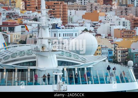 Vista della nave da crociera, Aida Stella dalla P&O Ventura come si lascia il porto di La Palma Foto Stock