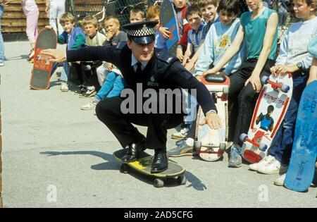 Mostra i bambini come è fatto! La polizia di Constable David Dyer skateboarding in 1988 Foto Stock