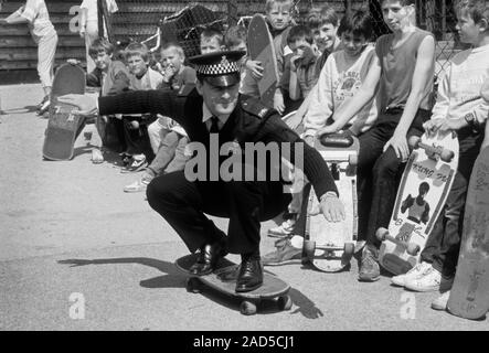 Mostra i bambini come è fatto! La polizia di Constable David Dyer skateboarding in 1988 Foto Stock