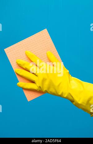 Uomo finestra di strofinamento con un panno Foto Stock