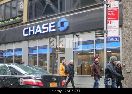 New York 28 novembre 2019: la Chase Bank segno a uno Chase Manhattan Plaza di New York City,- Immagine Foto Stock