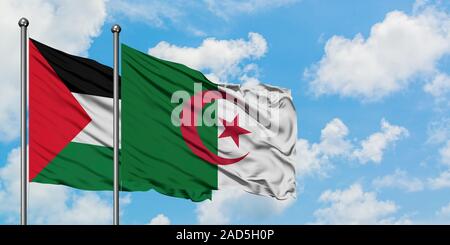 Palestina e Algeria bandiera sventolare nel vento contro bianco torbido cielo blu insieme. Concetto di Diplomazia e relazioni internazionali. Foto Stock