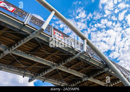 Sotto il ponte - acciaio-ponte di legno costruzione visto da sotto Foto Stock