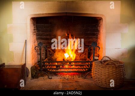 Un inverno accogliente caminetto Foto Stock