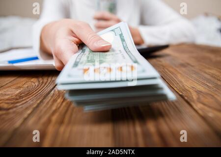 Le mani della persona che propone il denaro per voi - closeup shot Foto Stock
