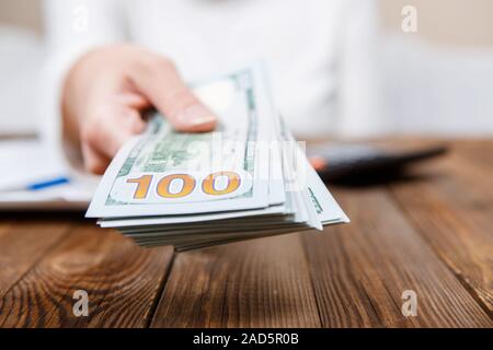Le mani della persona che propone il denaro per voi - closeup shot Foto Stock