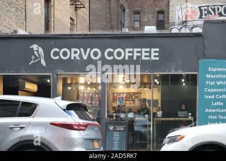New York Novembre 28 2019: corvo negozio di caffè in Manhattan Plaza di New York City,- Immagine Foto Stock
