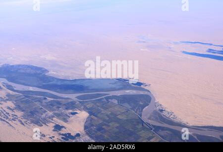 Amu Darya River piano. Confine di Stato tra Uzbekistan e Turkmenistan e l'Asia centrale. Foto Stock