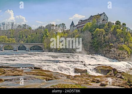 Castello Laufen alle Cascate del Reno, vicino Schaffhausen, Svizzera Foto Stock