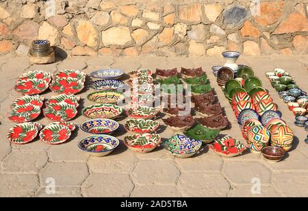 Decorativi piastre in ceramica con tradizionale uzbekistan ornamento sulla strada del mercato in Asia centrale, la Via della Seta Foto Stock