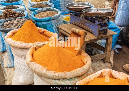 Etiopia. Amhara. Sbarcare. Curcuma e altre spezie per la vendita al mercato di sbarcare. Foto Stock