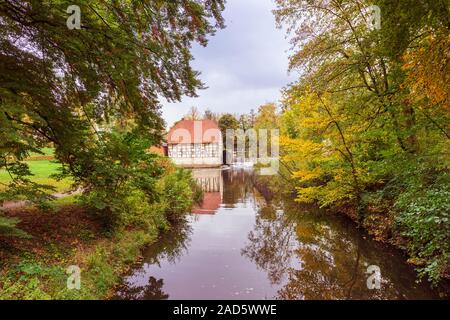 Rheda-Wiedenbrück, Germania, 10.17.19 mulino ad acqua, fiume Ems, Rheda Castle Foto Stock