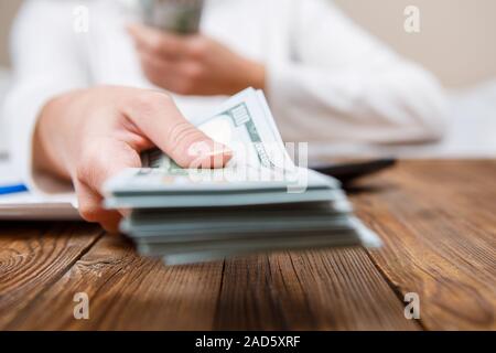 Le mani della persona che propone il denaro per voi - closeup shot Foto Stock