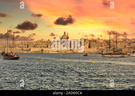 Vista della Valletta da Sliema Harbour su un tramonto Foto Stock