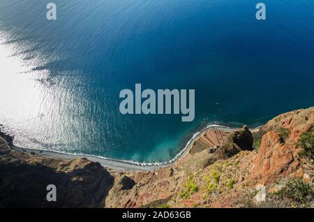 Cabo Girao sull'isola di Madera - Una vista con vista spettacolare da una piattaforma di vetro all'oceano atlantico Foto Stock