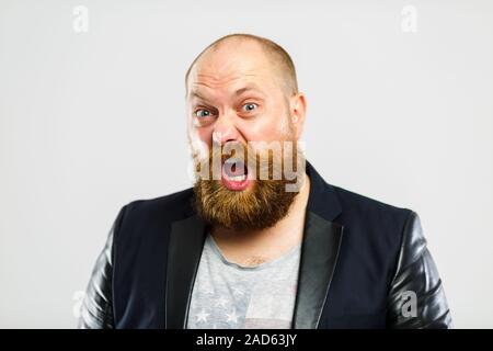 Urlando brutale uomo con la barba Foto Stock