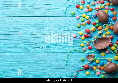 Multi-colore di dolci, uova di cioccolato, nastro Foto Stock