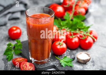 I succhi di pomodoro e i pomodori freschi Foto Stock