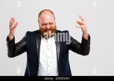 Insoddisfatto, urlando l uomo con la barba Foto Stock