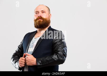 Orgoglioso uomo brutale con la barba Foto Stock