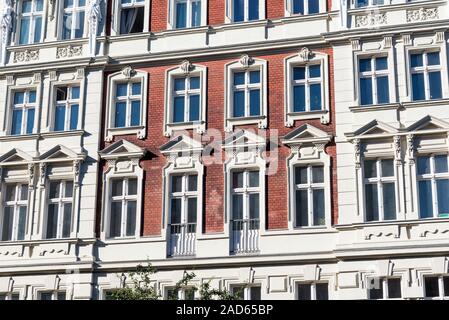 Facciate di alcune vecchie abitazioni ristrutturate presso il quartiere Prenzlauer Berg di Berlino Foto Stock