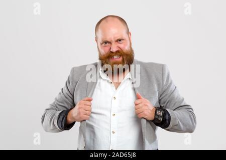 Insoddisfatto Uomo in camicia grigia Foto Stock