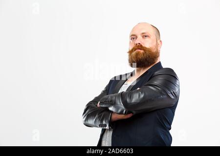 Uomo brutale con le braccia incrociate Foto Stock