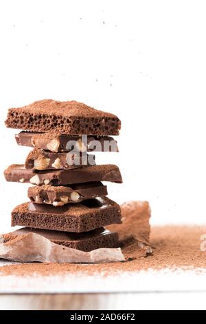 Piramide di cioccolato al latte, poroso Foto Stock