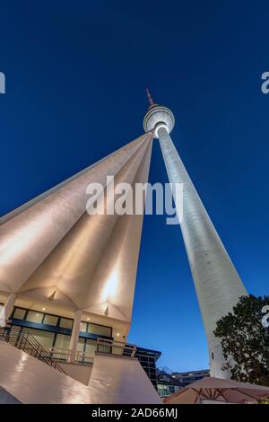 Altra vista sulla famosa torre della televisione di Berlino di notte Foto Stock