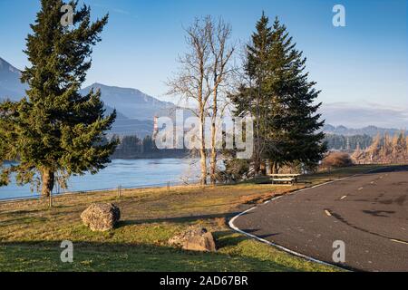 Vista sulla campagna con un banco pivnic in Oregon. Foto Stock