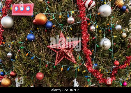 Ornamenti dell'albero di Natale su un grande albero della comunità all'aperto nella Florida centrale del nord. Foto Stock