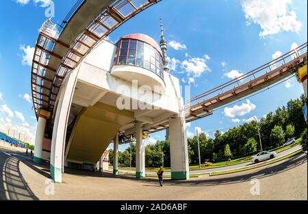 Mosca, Russia - Luglio 8, 2019: Teletsentr stazione della monorotaia di Mosca strada con vista sulla Torre Kuskovo sullo sfondo Foto Stock