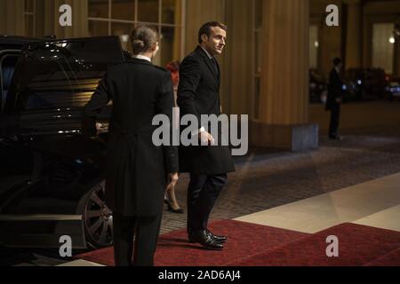 Il Presidente francese Emmanuel Macron in arrivo o un ricevimento a Buckingham Palace di Londra per i leader della NATO hanno per contrassegnare i 70 anni dell'alleanza NATO. Foto di PA. Picture Data: martedì 3 dicembre, 2019. Foto di credito dovrebbe leggere: Dan Kitwood/PA FILO Foto Stock