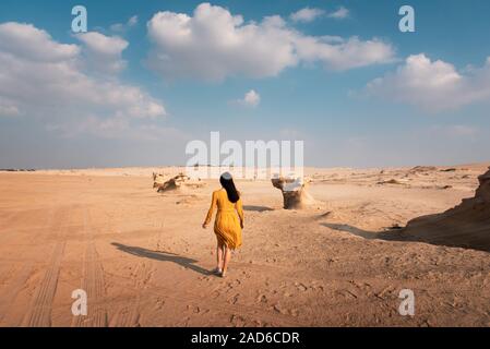 Viaggiatori femmina visitando le dune fossili di Abu Dhabi Emirati Arabi Uniti Emirati Arabi Uniti Foto Stock