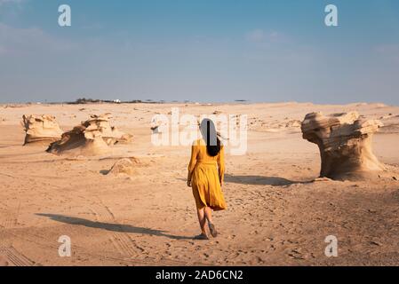 Viaggiatori femmina visitando le dune fossili di Abu Dhabi Emirati Arabi Uniti Emirati Arabi Uniti Foto Stock