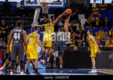 Tenerife, Spagna. 3 dicembre, 2019. Elias Harris (brose bamberg) stoppato da darion atkins (iberostar tenerife)durante Iberostar Tenerife vs Bamberg, Basket Champions League a Tenerife, Spagna, 03 Dicembre 2019 - LPS/Davide Di Lalla Credito: Davide Di Lalla/LP/ZUMA filo/Alamy Live News Foto Stock